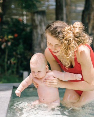 4 tips voor zwemmen met een baby