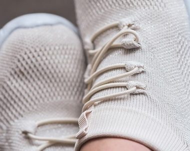 Sneakers dragen onder een jurk of rok - Dit zijn de beste stylingtips