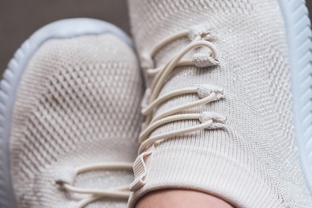 Sneakers dragen onder een jurk of rok - Dit zijn de beste stylingtips