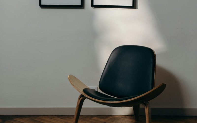 Zo hang je je lijst perfect rechtop in een handomdraai