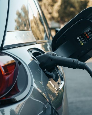 De beste oplossingen voor elektrisch laden, thuis en in de gemeente