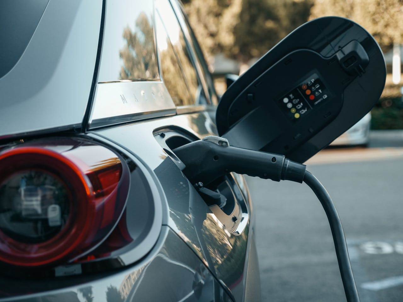 De beste oplossingen voor elektrisch laden, thuis en in de gemeente