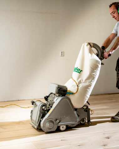 Hoe vaak moet je een houten vloer schuren