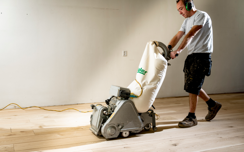 Hoe vaak moet je een houten vloer schuren