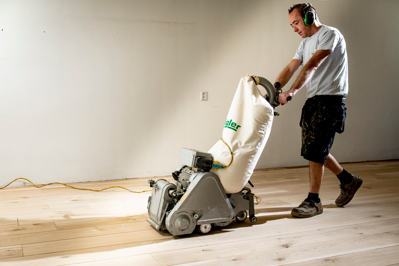 Hoe vaak moet je een houten vloer schuren