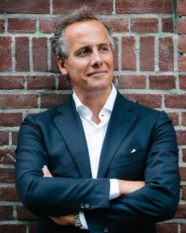 Wat is het vermogen van sterrenmakelaar Leslie de Ruiter