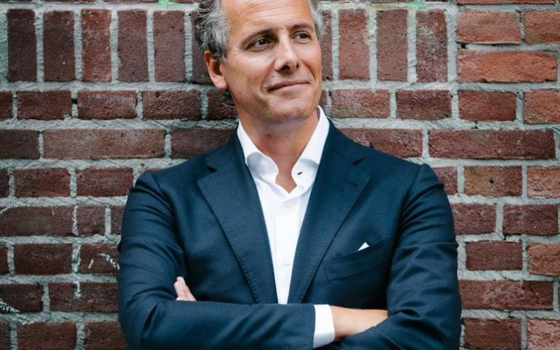 Wat is het vermogen van sterrenmakelaar Leslie de Ruiter